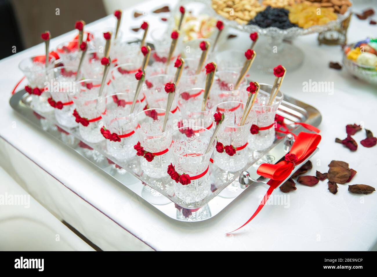 Stile turco rosso bicchieri di vetro con cime di ottone e teiera sul  vassoio in ottone Foto stock - Alamy