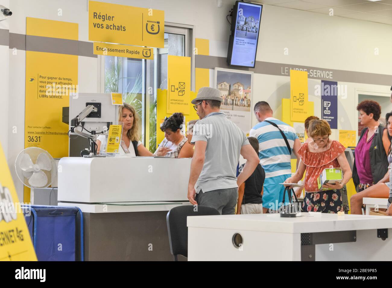 CAP D'AGDE, FRANCIA - 27 LUGLIO 2016: Le persone si trovano in coda per i servizi postali. Invio pacco. Foto Stock