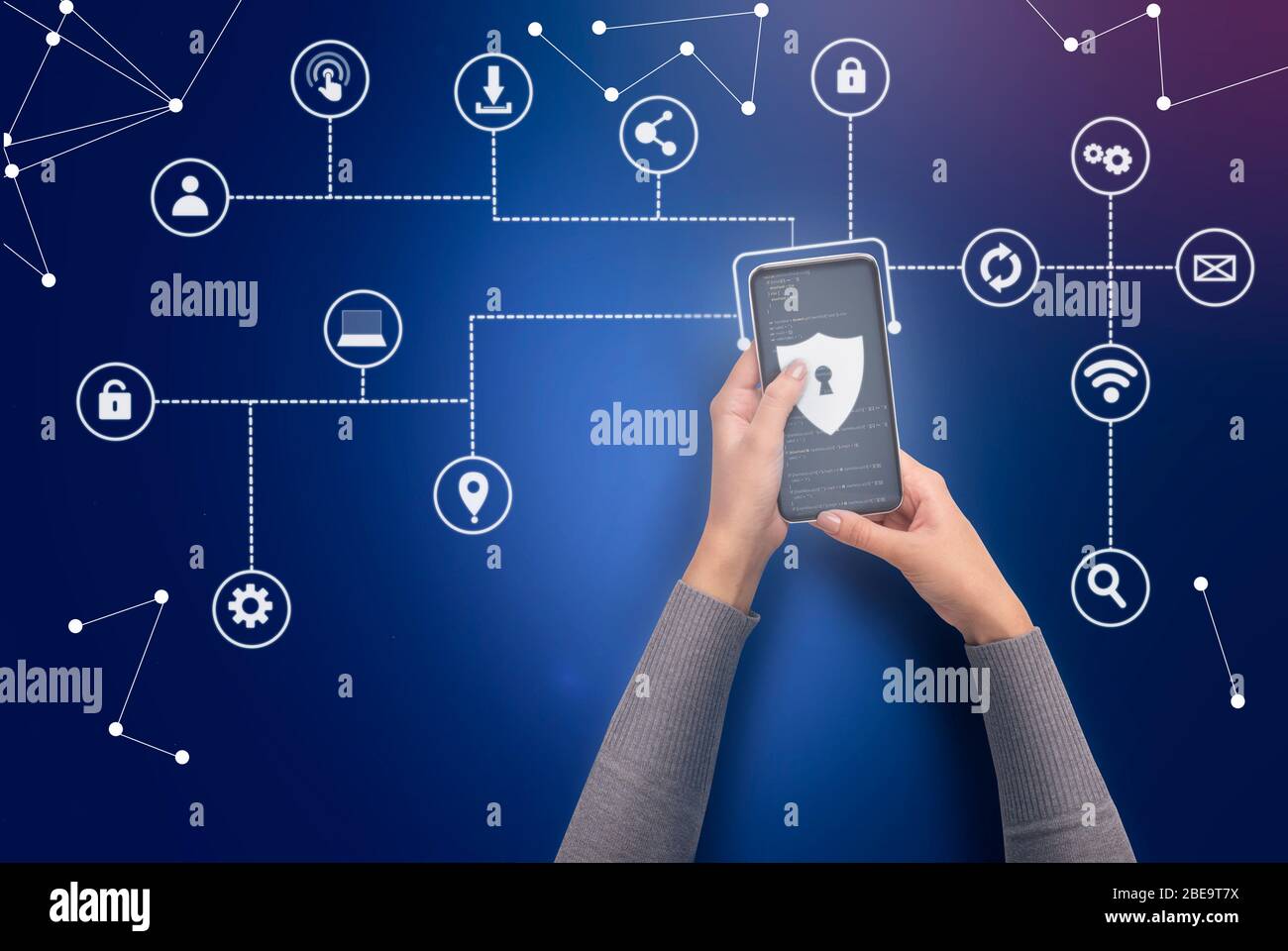 Lo smartphone è protetto da antivirus. Icona di schermatura sullo smartphone Foto Stock