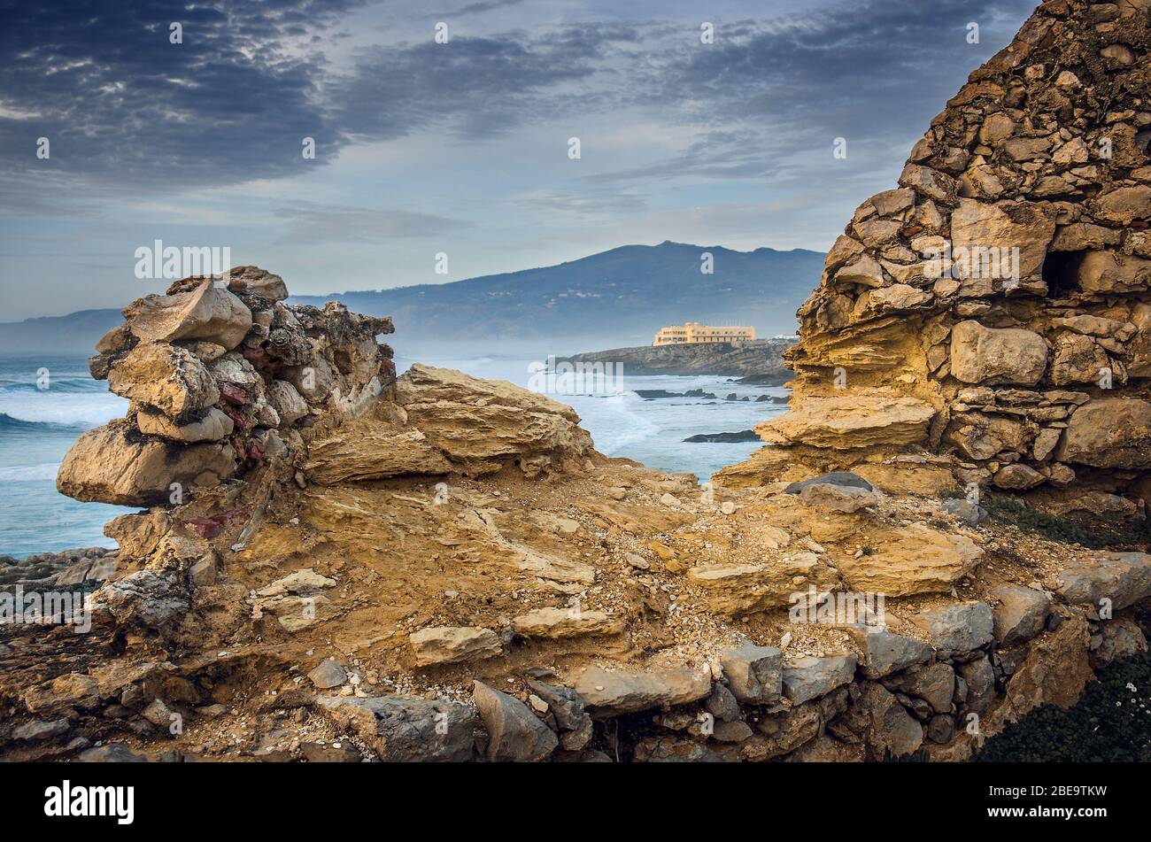 Bella panoramica della costa portoghese sulla spiaggia di Guincho Foto Stock