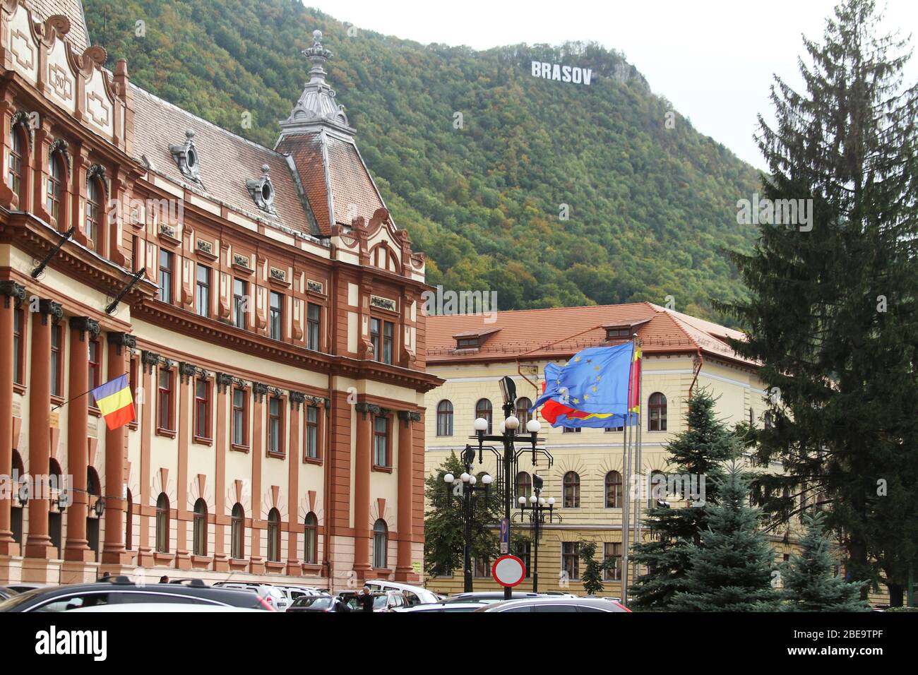 Brasov, Romania. Il cartello della città visto sul Monte Tampa. Sulla sinistra, edificio storico, oggi gli uffici amministrativi della contea affari Foto Stock
