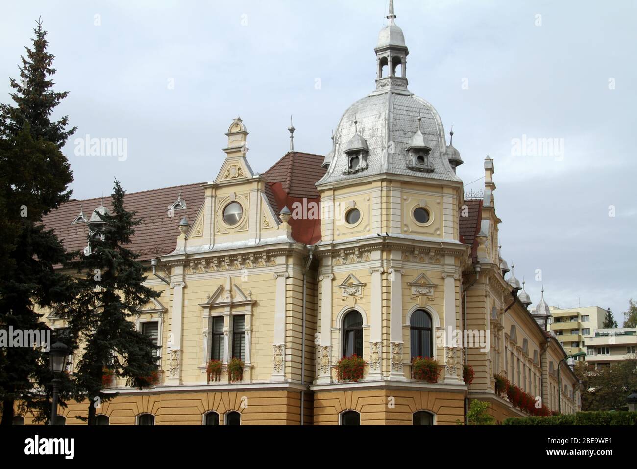 Facciata dello storico Palazzo delle Finanze (Palatul Finantelor), oggi il Municipio della città di Brasov, Romania. Foto Stock