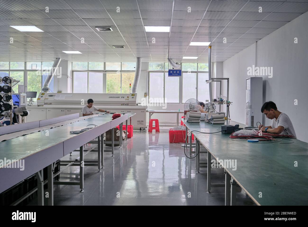I lavoratori che producono luci a LED all'interno di una fabbrica di LED a Shenzhen, Cina. Un'analisi ha dimostrato che il mercato dell'illuminazione a LED cinese sta per superare il valore di 29 miliardi di dollari entro la fine del 2025. I LED offrono numerosi vantaggi rispetto ai prodotti di illuminazione tradizionali, come una maggiore durata a magazzino, una maggiore efficienza, un ambiente intuitivo, controllabile, non emettono radiazioni e consumano meno energia. Foto Stock