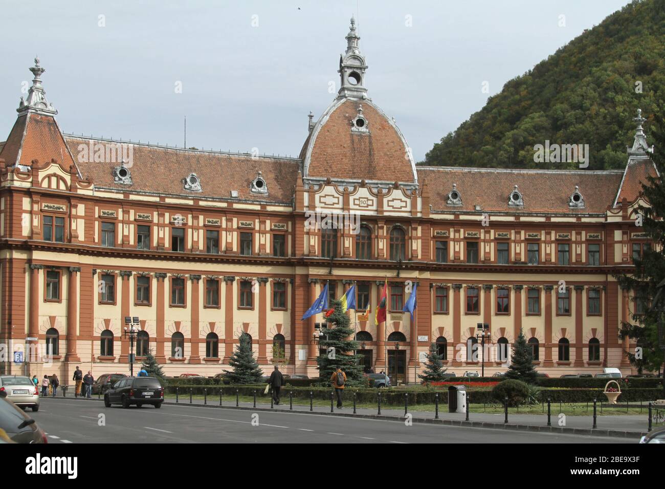 Edificio storico a Brasov, Romania, oggi uffici amministrativi della contea (Prefettura MUNICIPIULUI Brașov) Foto Stock
