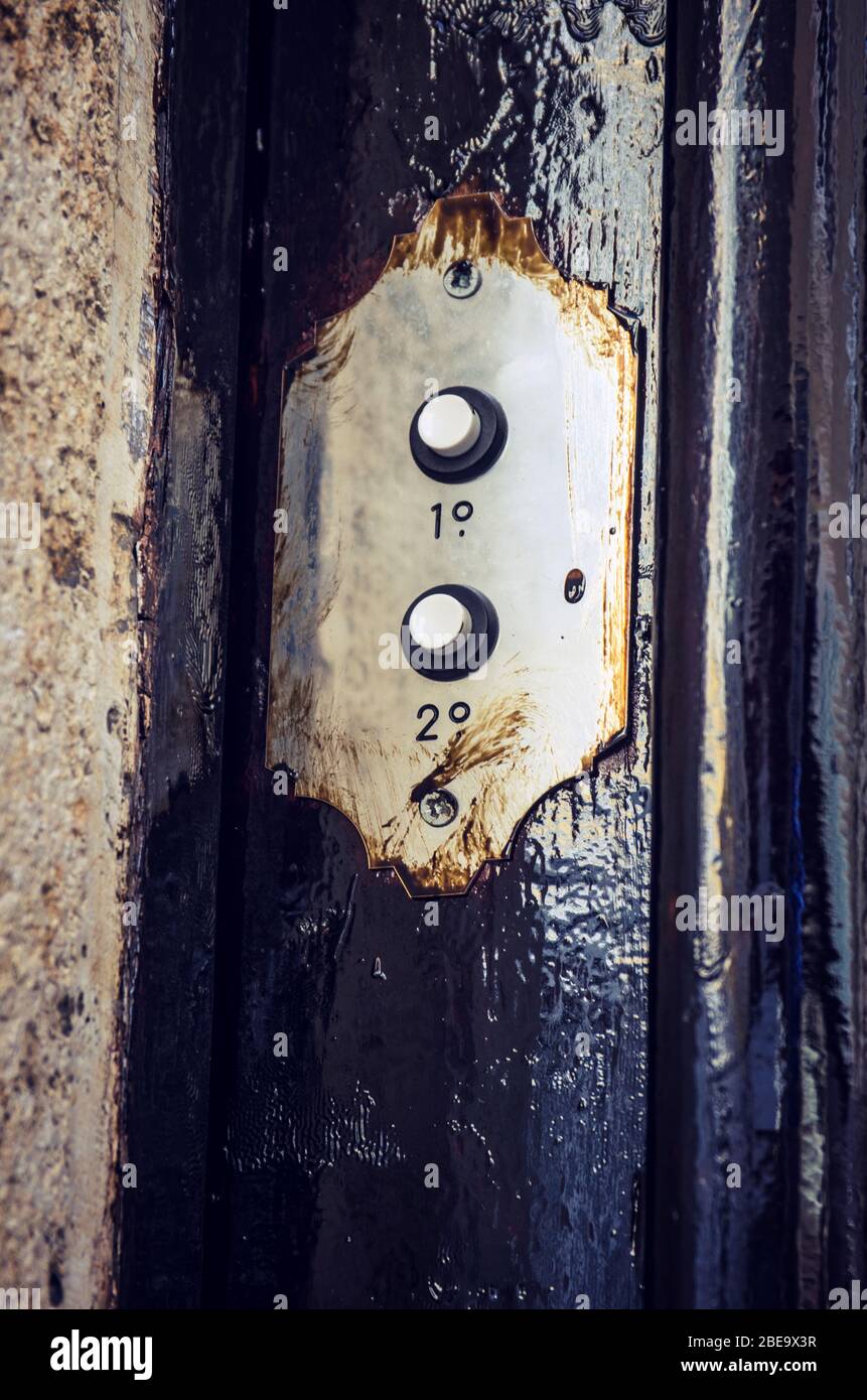 Due bottoni vintage per campanelli alla porta di un vecchio edificio Foto Stock