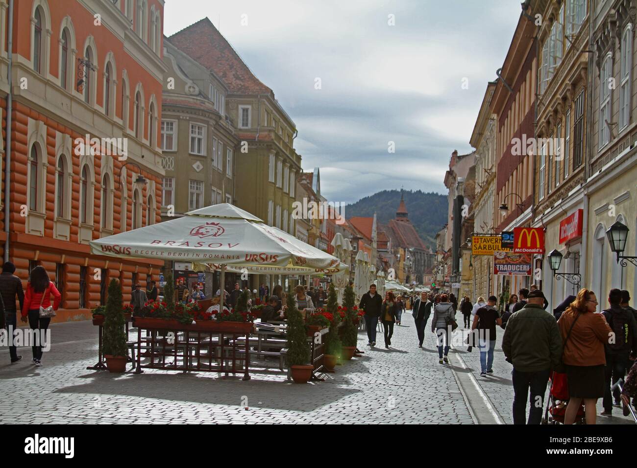 Brasov, Romania. Visitatori nella Piazza del Municipio (Piata Sfatului), il centro della Città Vecchia. Foto Stock