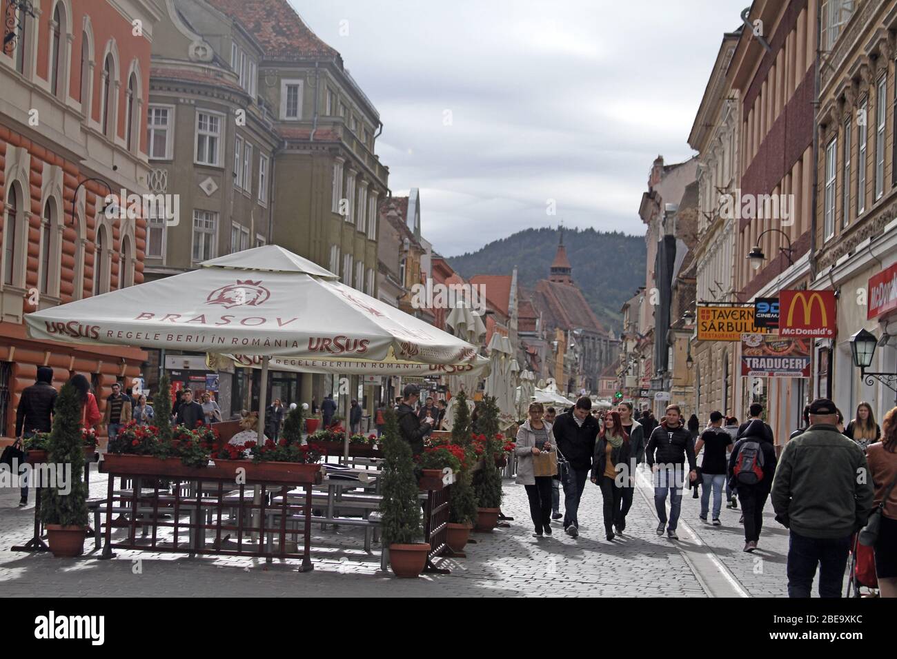 Brasov, Romania. Visitatori nella Piazza del Municipio (Piata Sfatului), il centro della Città Vecchia. Foto Stock