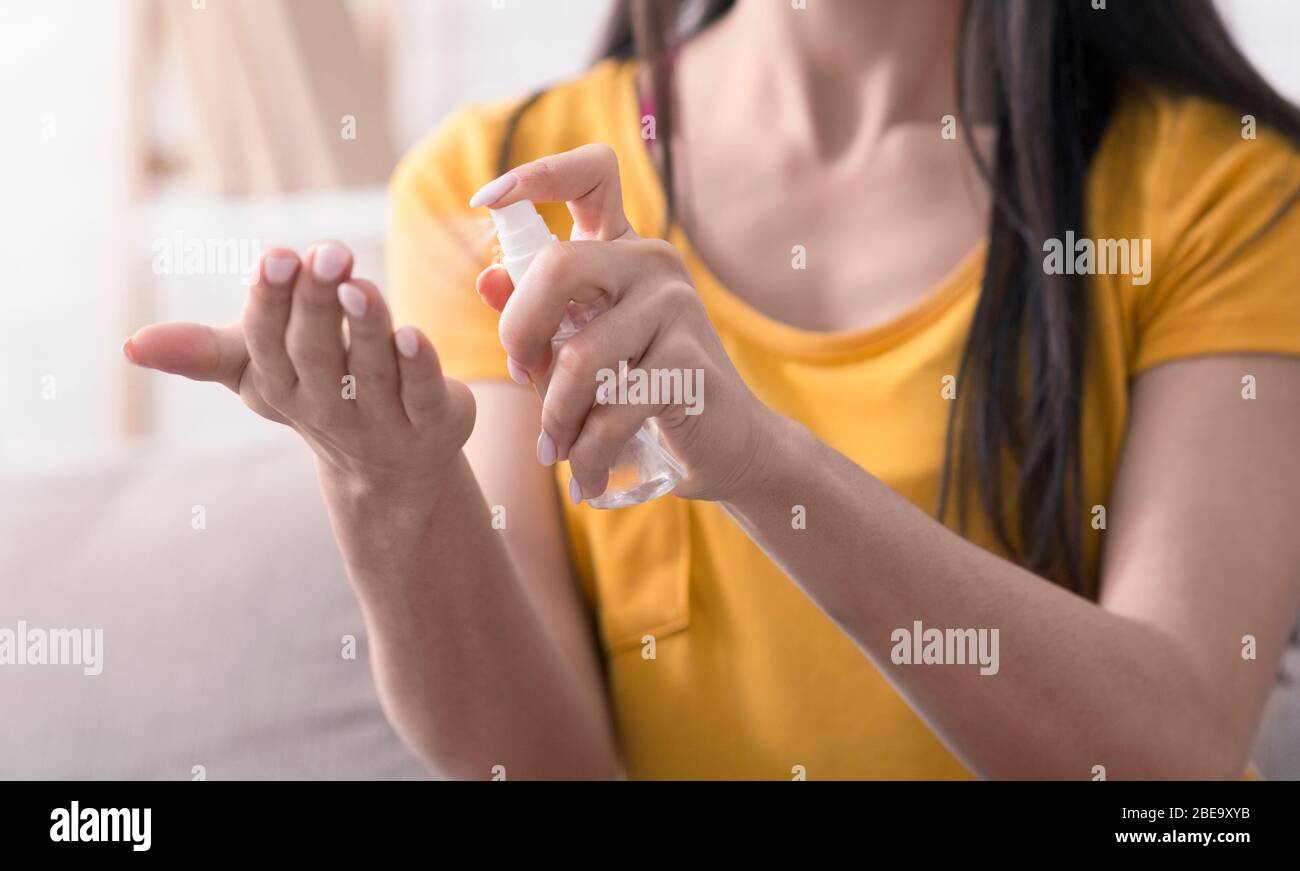Misure igieniche COVID-19. Donna irriconoscibile che usa gli interni antisettici, closeup. Panorama Foto Stock