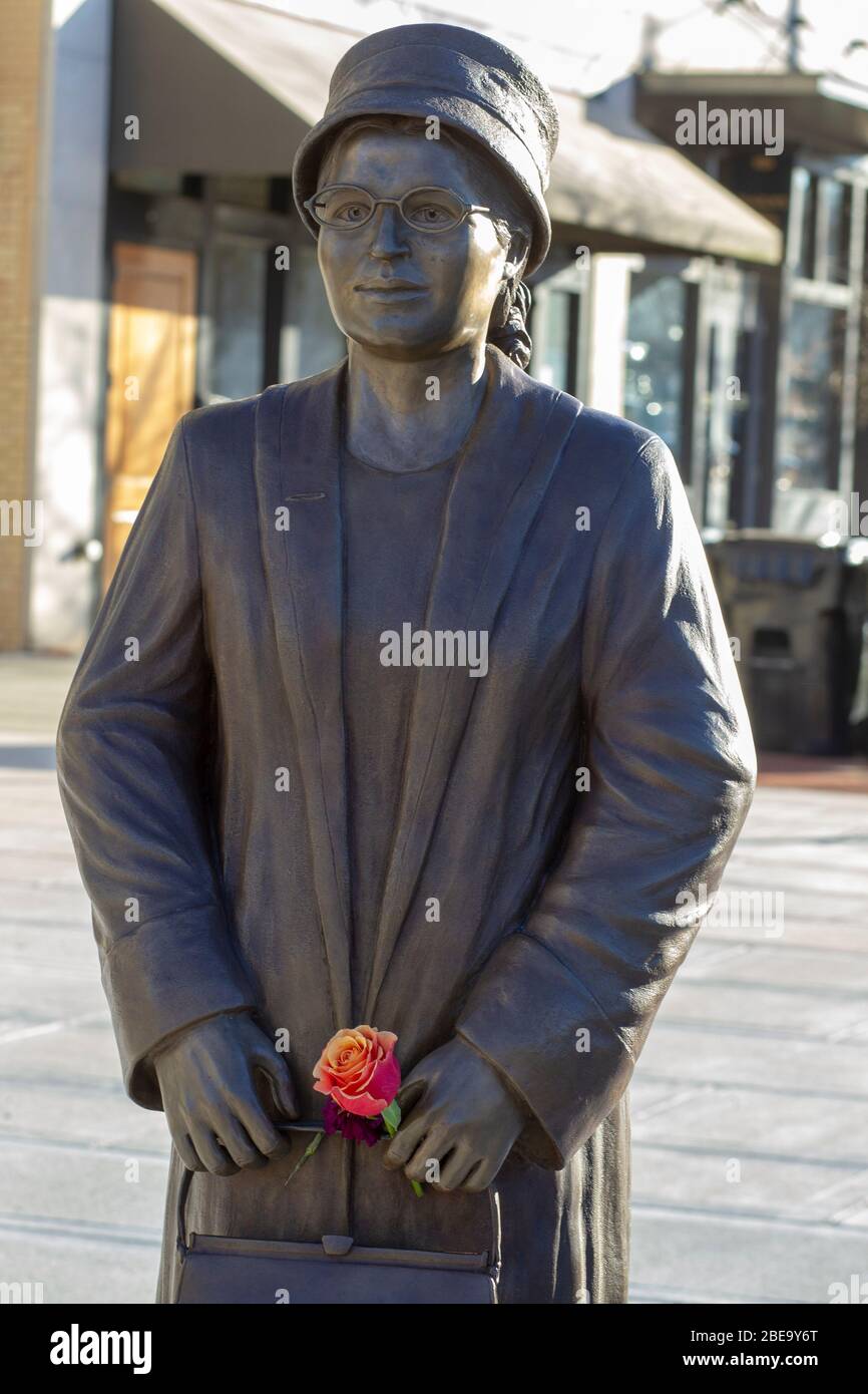 Rosa Parks statua a Montgomery Alabama con il Campidoglio dello Stato dell'Alabama sullo sfondo. Foto Stock