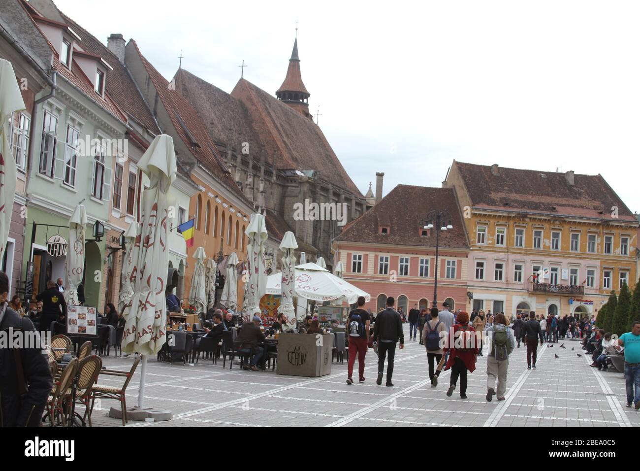 Brasov, Romania. Visitatori nella Piazza del Municipio (Piata Sfatului), il centro della Città Vecchia. Foto Stock