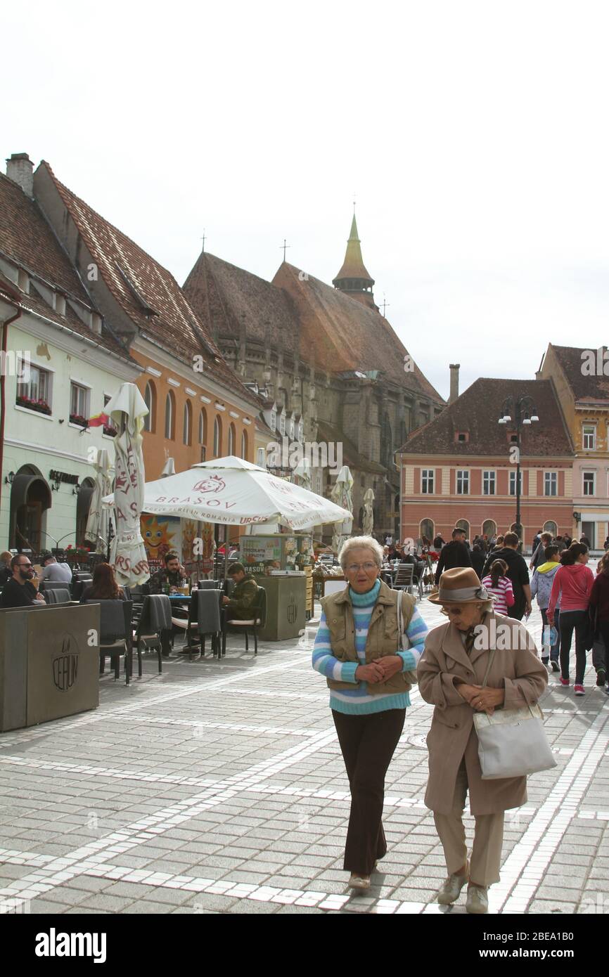 Brasov, Romania. Visitatori nella Piazza del Municipio (Piata Sfatului), il centro della Città Vecchia. Foto Stock