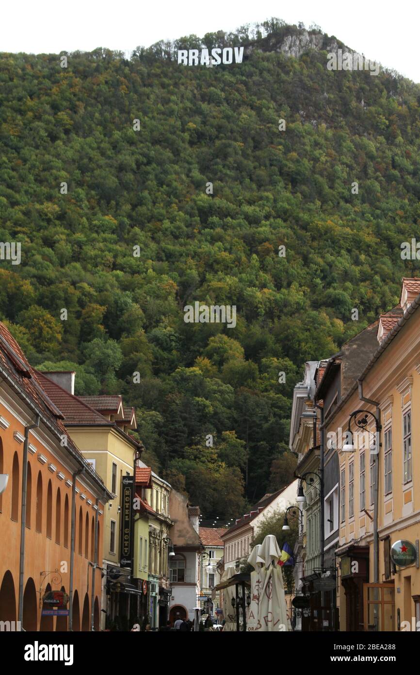Il cartello della città sul Monte Tampa, a Brasov, Romania, visto dalla Città Vecchia Foto Stock