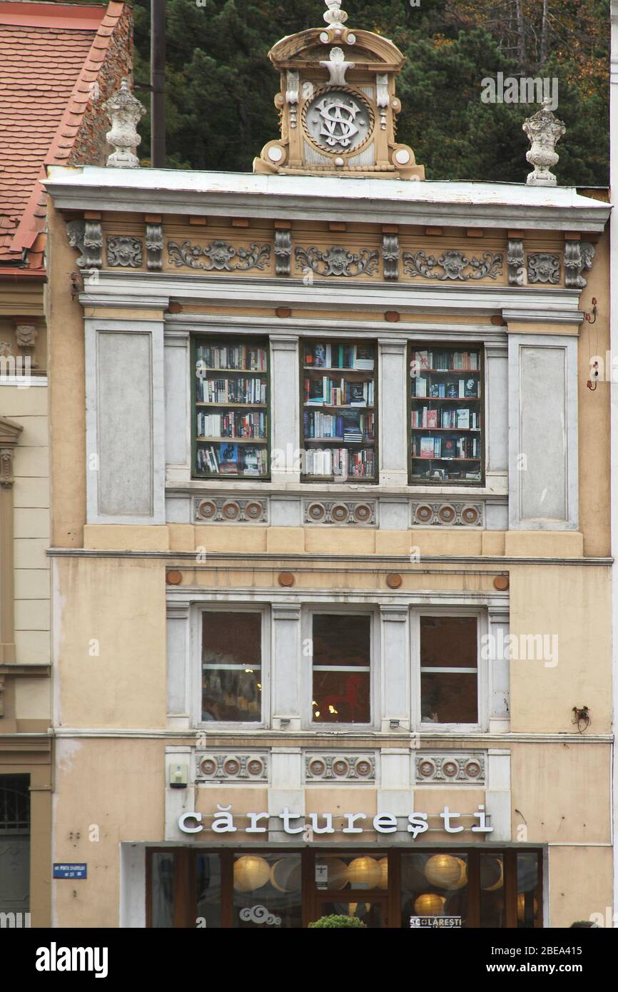 Facciata di edificio storico decorato in modo unico nella città vecchia di Brasov, Romania Foto Stock