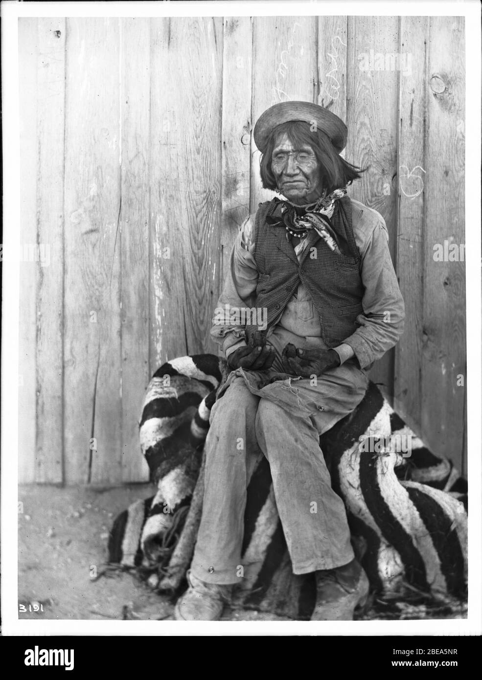 Inglese: Un vecchio uomo indiano Walapai che tiene il frutto del cactus  nelle sue mani, Kingman, Arizona, 1902 fotografia di un vecchio uomo  indiano Walapai che tiene il frutto del cactus nelle