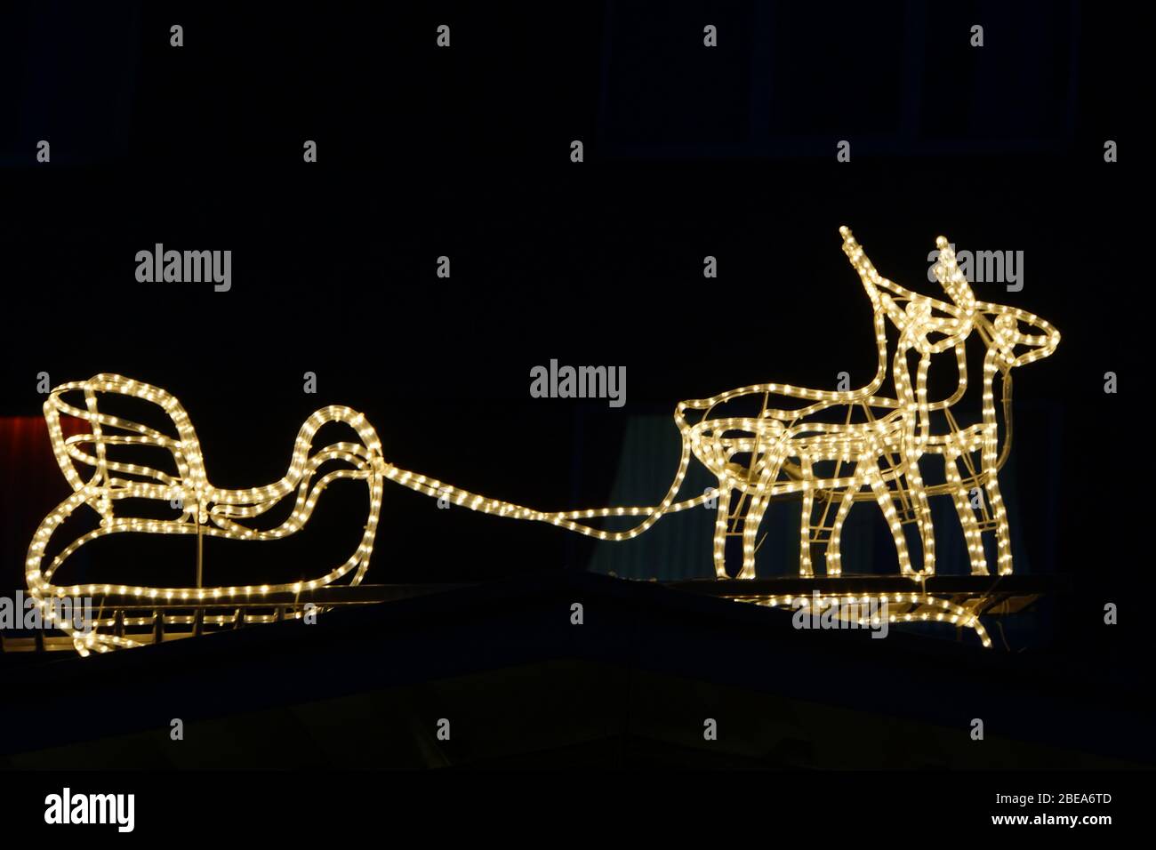 Weihnachtsdekoration Rentiere mit Schlitten Foto Stock