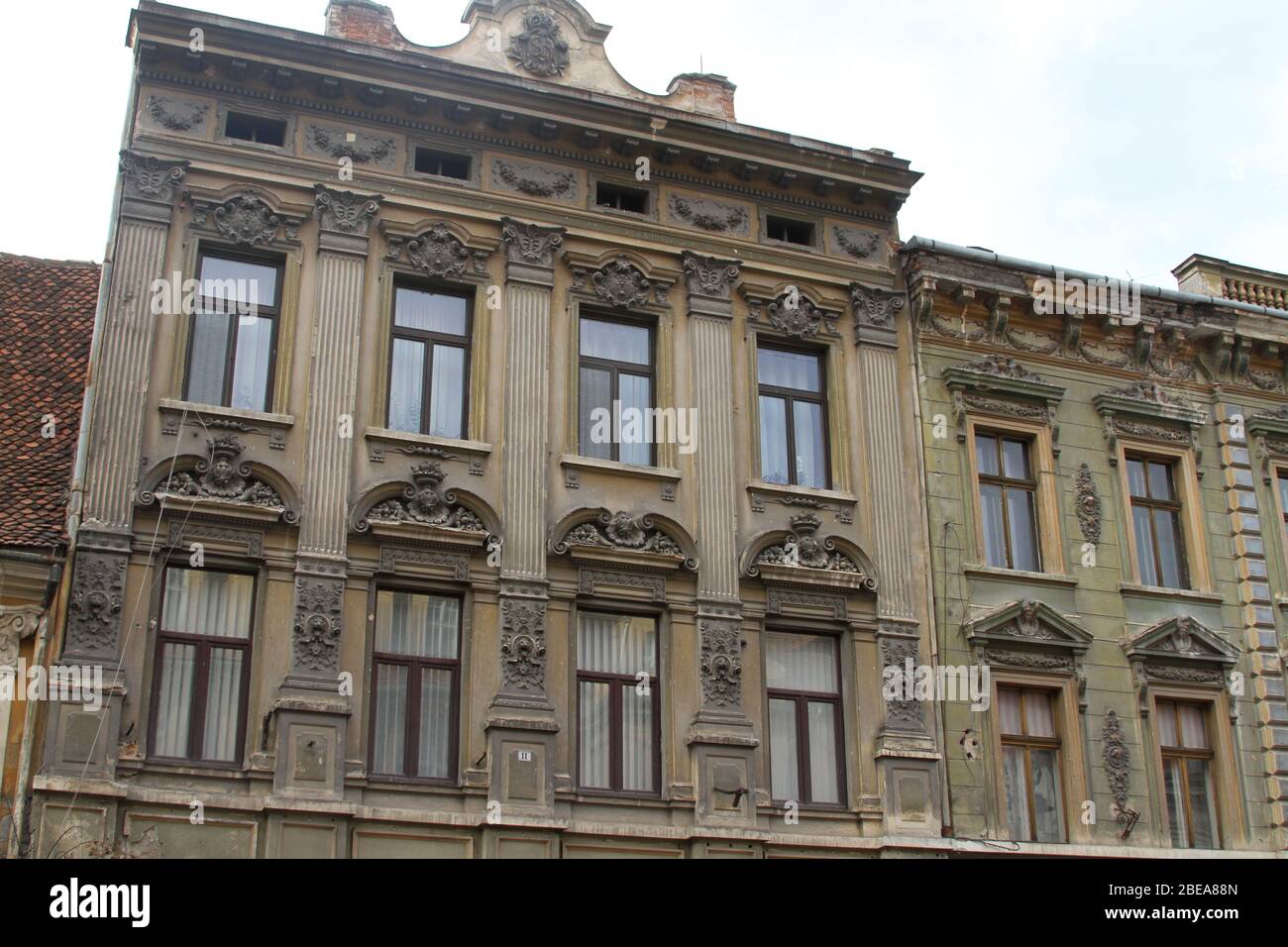 Facciata di un edificio storico nella città vecchia di Brasov, Romania Foto Stock