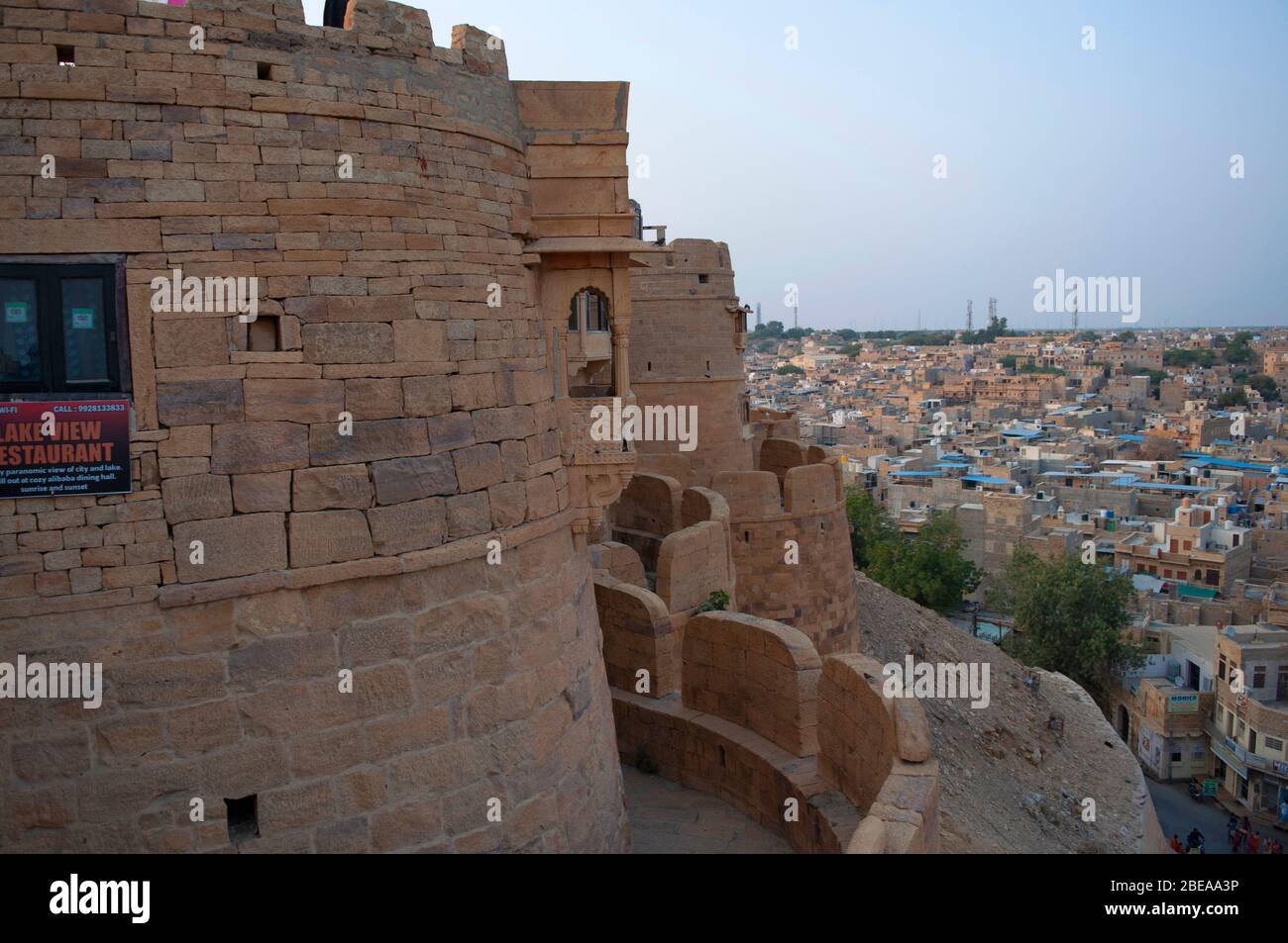 Vista della città da Jaisalmer Fort, Jaisalmer, Rajasthan, India. Costruito nel 1156 d.C. Foto Stock