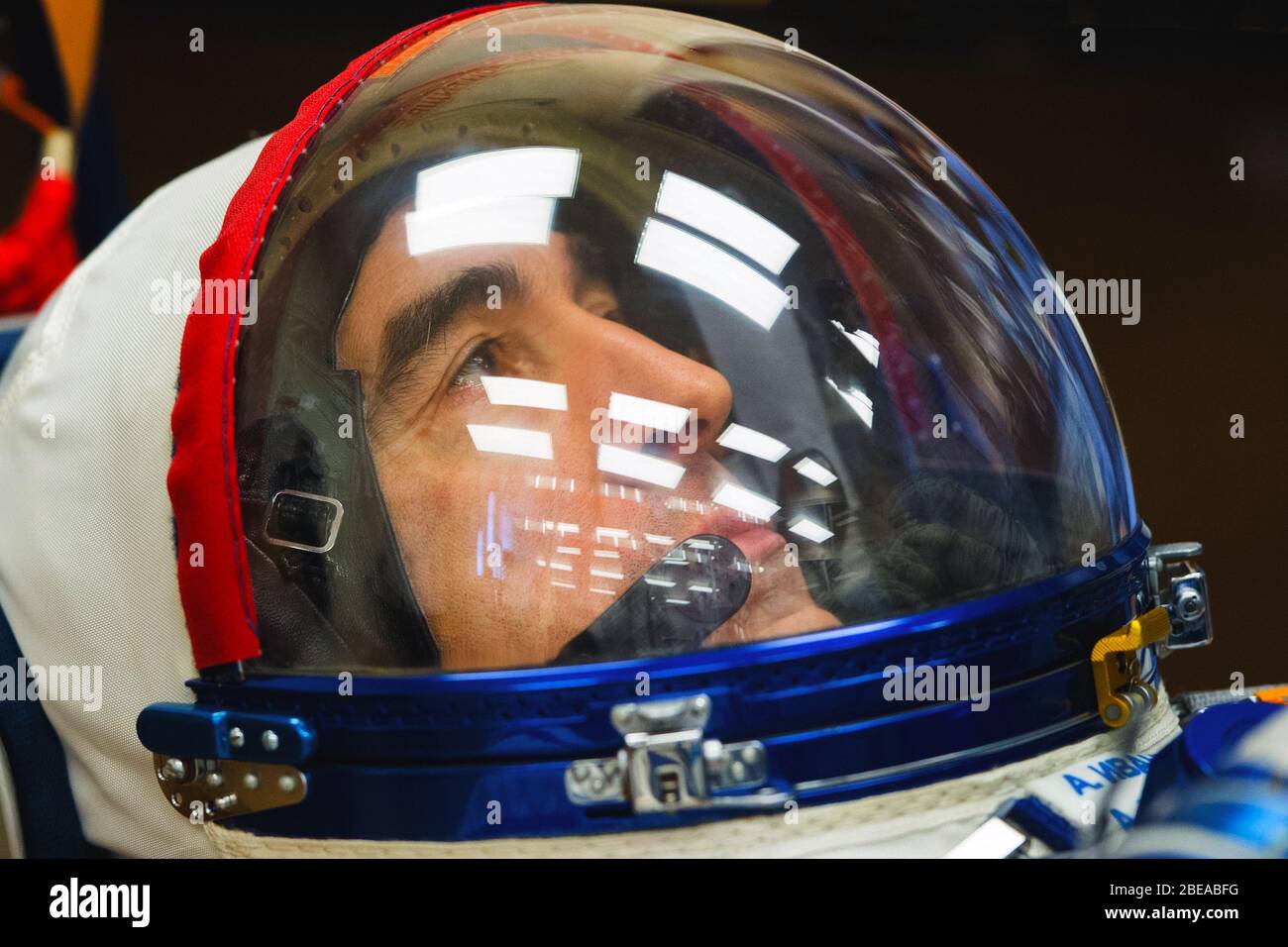BAIKONUR, KAZAKHSTAN - 09 aprile 2020 - la spedizione 63, membro della equipaggio Anatoly Ivanishin di Roscosmos, ha controllato la pressione della sua tuta Sokol prima del suo lancio Foto Stock
