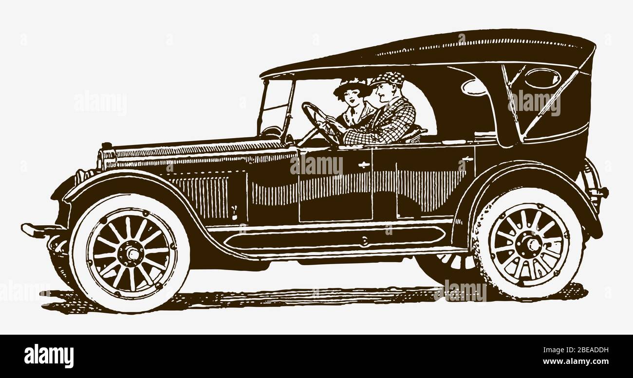 Un uomo e una donna seduti in una classica auto da turismo da cinque passeggeri in vista laterale. Illustrazione dopo un'incisione storica dell'inizio del XX secolo Illustrazione Vettoriale