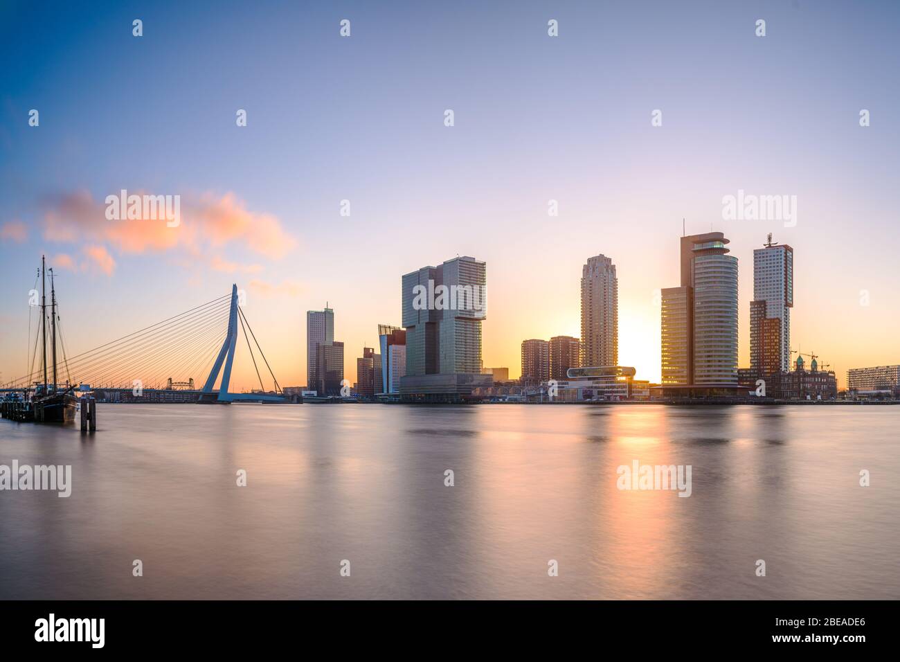 Rotterdam, Paesi Bassi, skyline della città al crepuscolo. Foto Stock