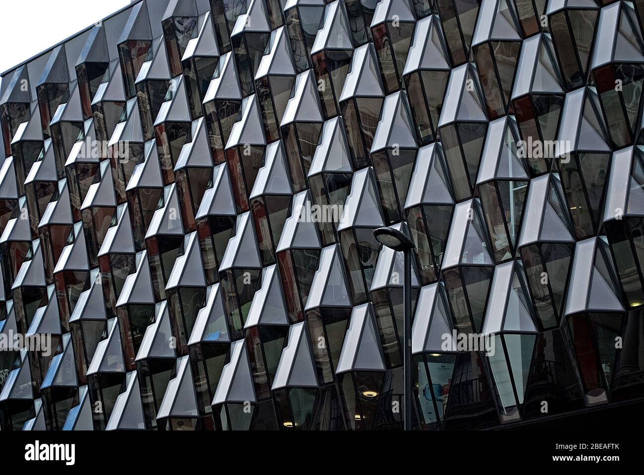 Black Glass Geometric Facade Elevation Windows Prprotragging 187-195 Oxford Street, London W1C by Future Systems Foto Stock