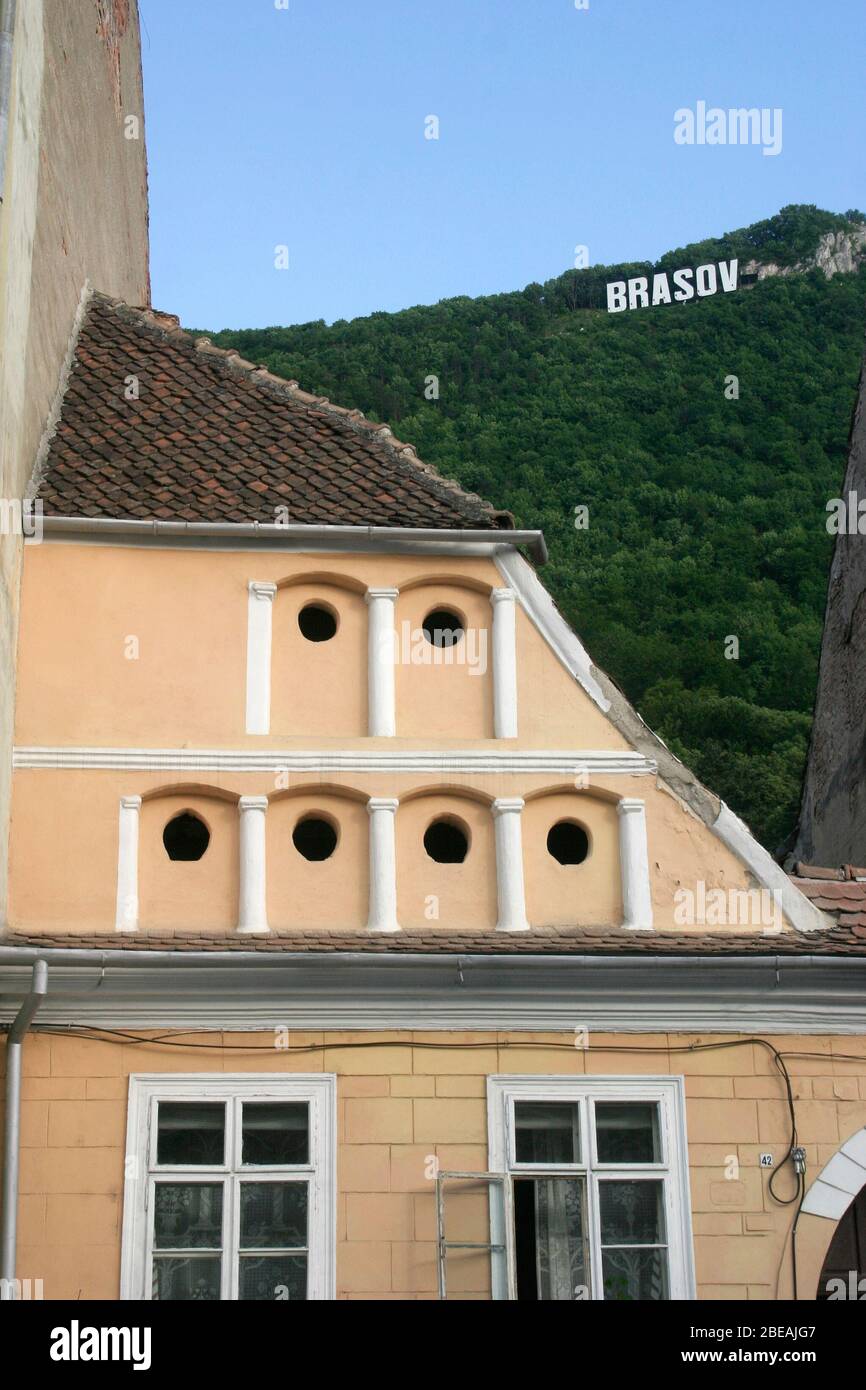 Dettagli architettonici di casa storica nella città vecchia di Brasov, Romania. Cartello di Brasov sul Monte Tampa. Foto Stock