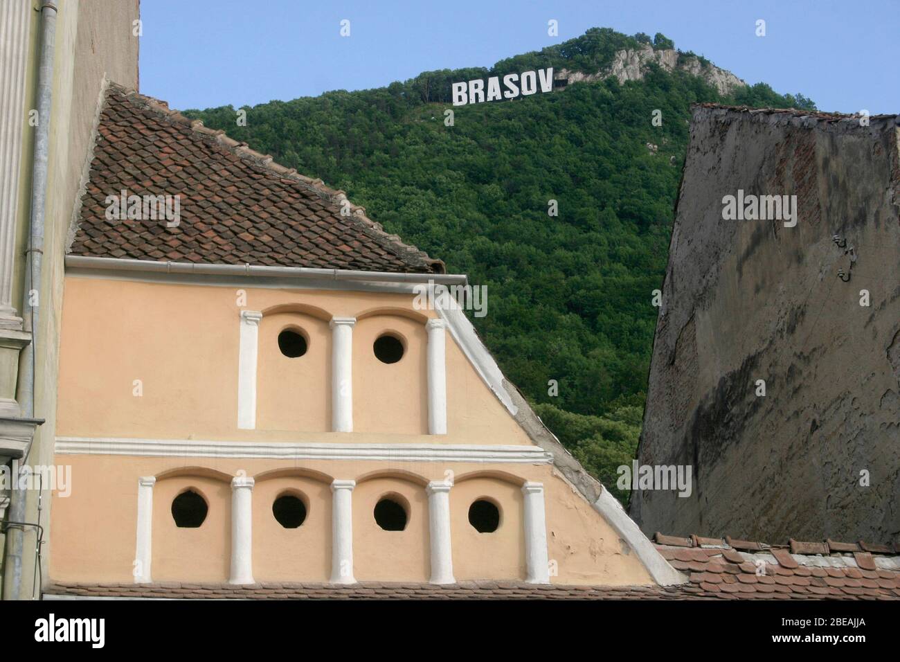 Dettagli architettonici di casa storica nella città vecchia di Brasov, Romania. Cartello di Brasov sul Monte Tampa. Foto Stock