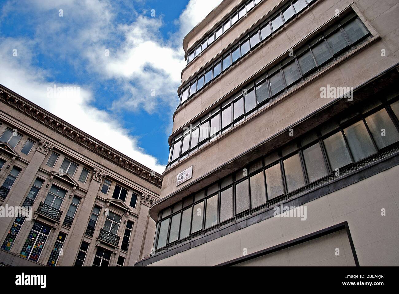 Curvi Stone Metal Black Windows Art Deco Architecture 1950 Zara, 219 Oxford Street, Londra WC1 di Ronald Ward & Partners Foto Stock