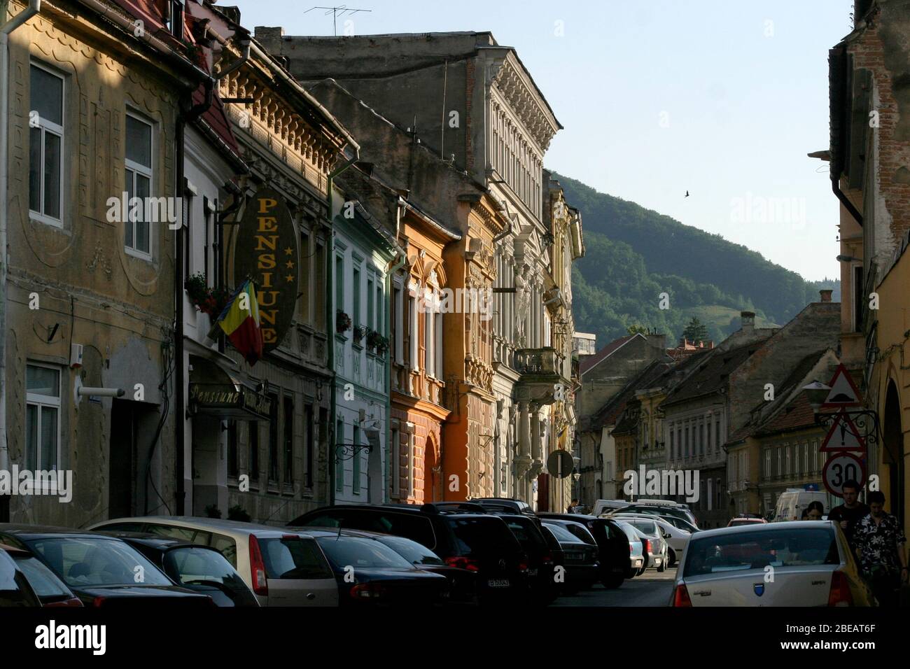 Edifici storici allineati lungo la strada nella città di Brasov, Romania Foto Stock