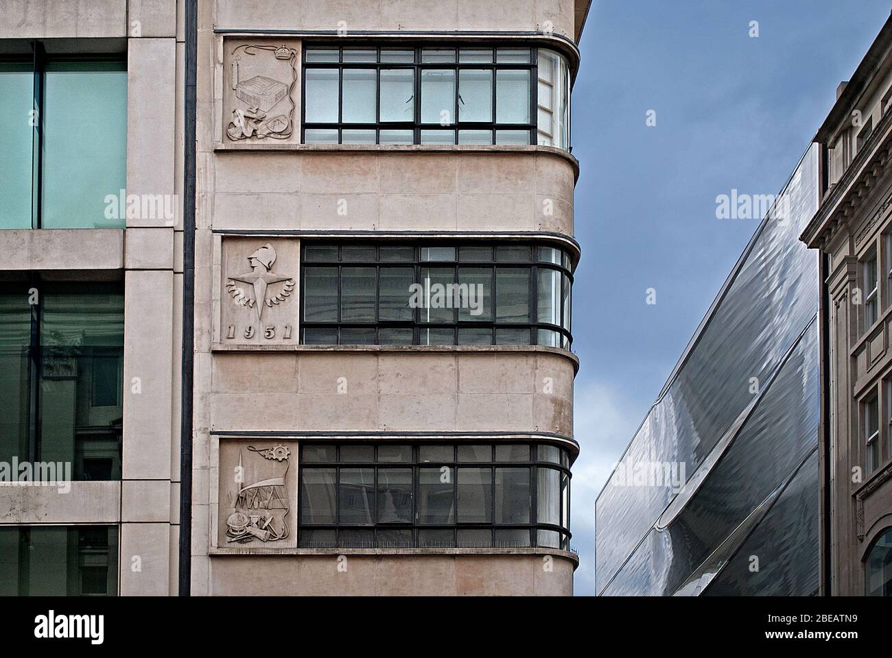 Festival of Britain Curved Stone Metal Black Windows Art Deco Architecture 1950 Zara, 219 Oxford Street, Londra WC1 Ronald Ward & Partners Trussler Foto Stock