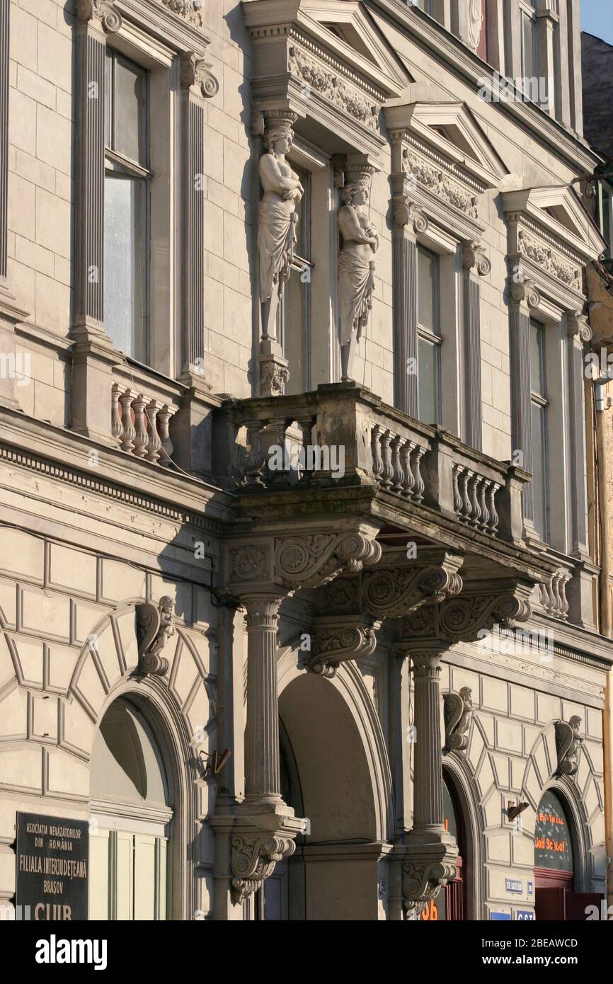 Facciata di edificio storico (l'ex Continental Hotel) nella città vecchia di Brasov, Romania Foto Stock