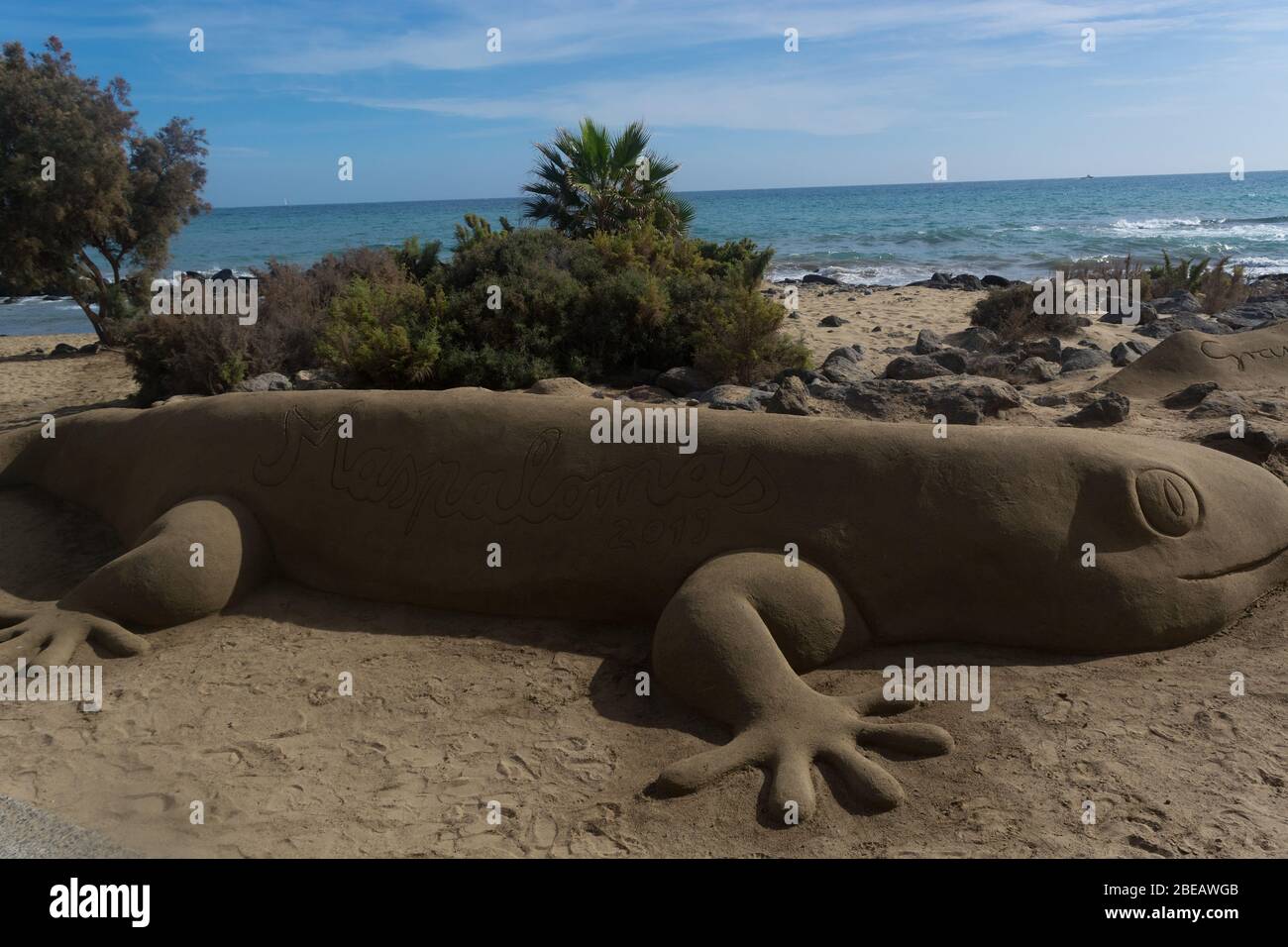 Sculture di sabbia sulla spiaggia di Meloneras, Spagna con iscrizione Gran Canaria Foto Stock