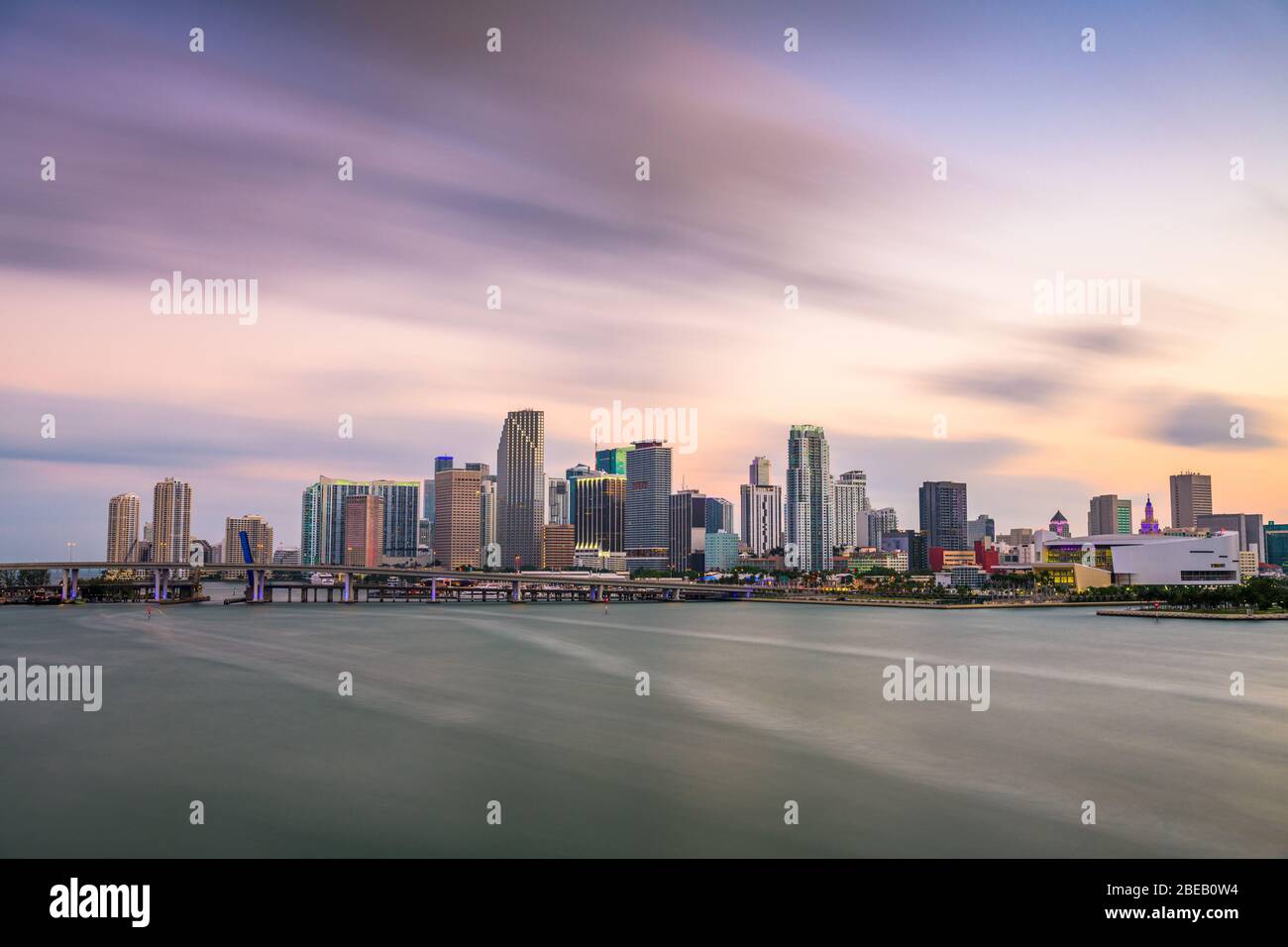 Miami, Florida, Stati Uniti, skyline del centro cittadino da tutta la Biscayne Bay al crepuscolo. Foto Stock