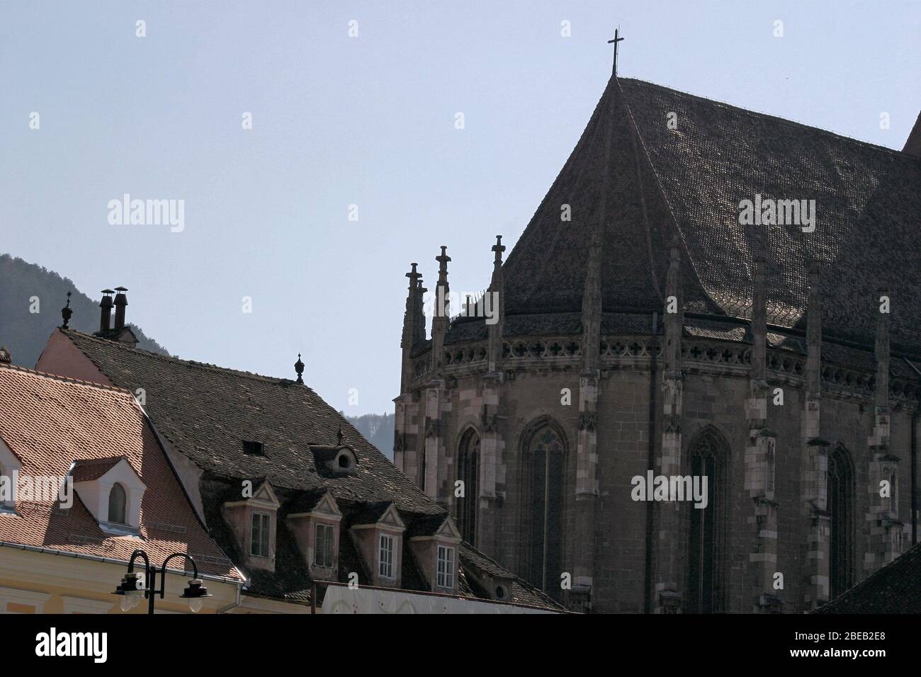 La parte superiore della chiesa nera del XV secolo (Biserica Neagra) nella città vecchia di Brasov, Romania Foto Stock