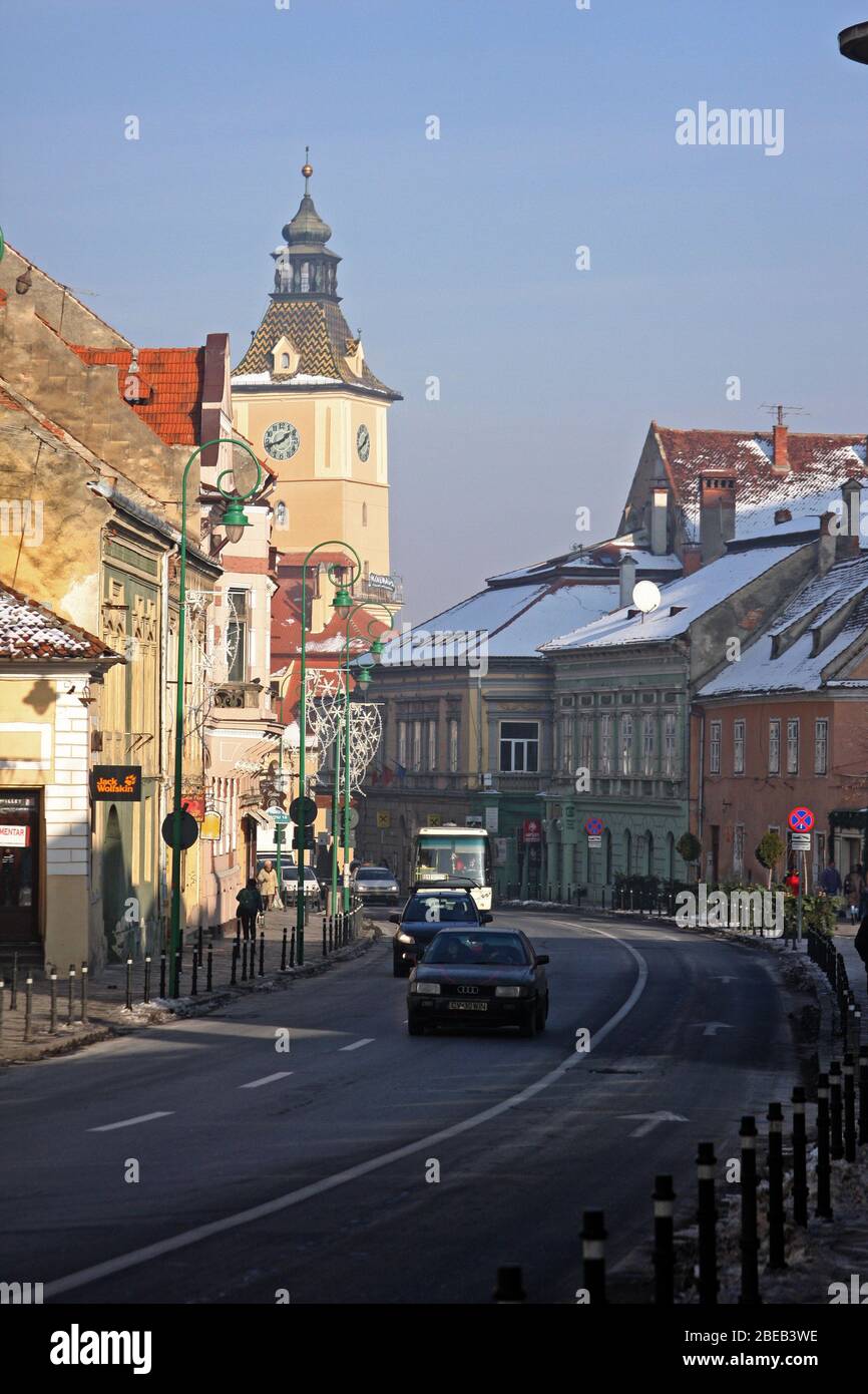 Strada George Baritiu, strada nella città vecchia di Brasov, Romania, in inverno Foto Stock