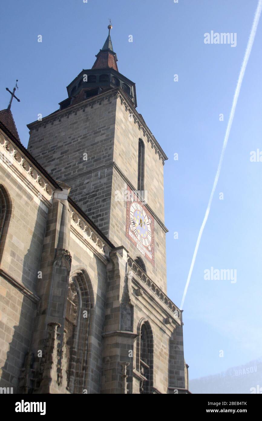 La torre della Chiesa Nera (Biserica Neagra) nella città vecchia di Brasov, Romania Foto Stock