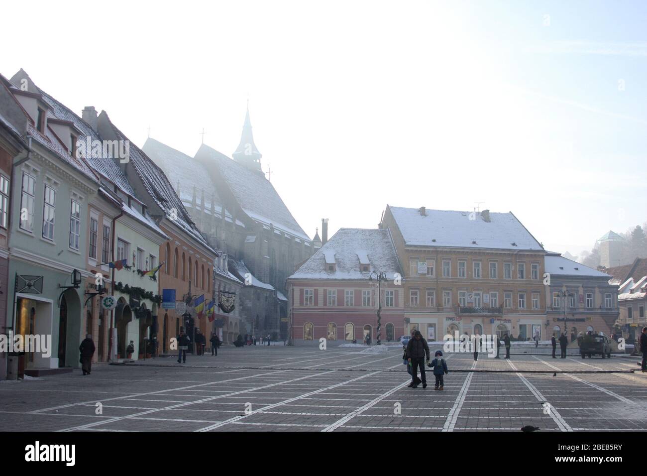 La Piazza del Municipio (Piata Sfatului) a Brasov, Romania, in inverno Foto Stock
