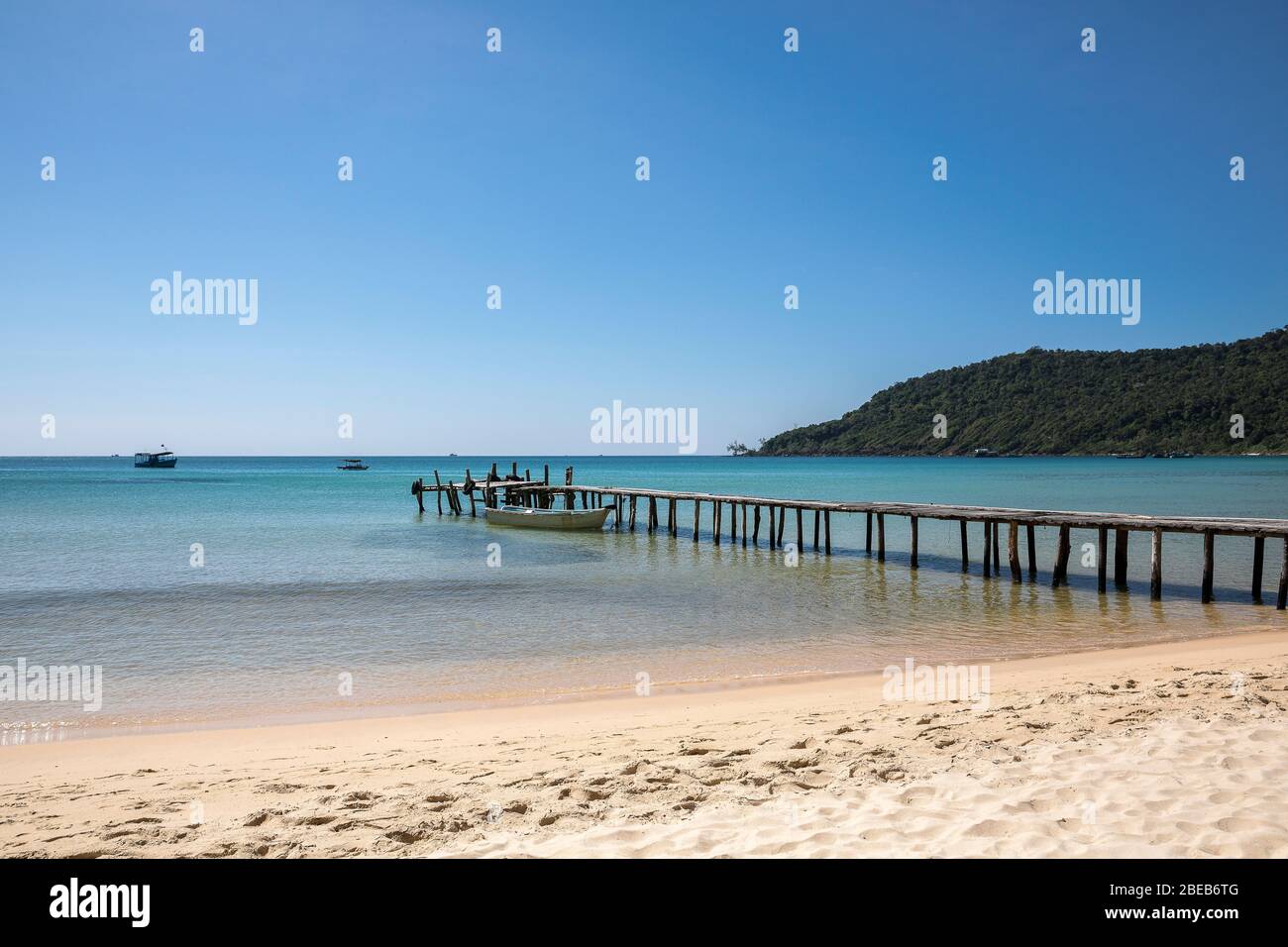 Old Wood Pier, Lazy Beach, Koh Rong Samloem, Cambogia. Foto Stock