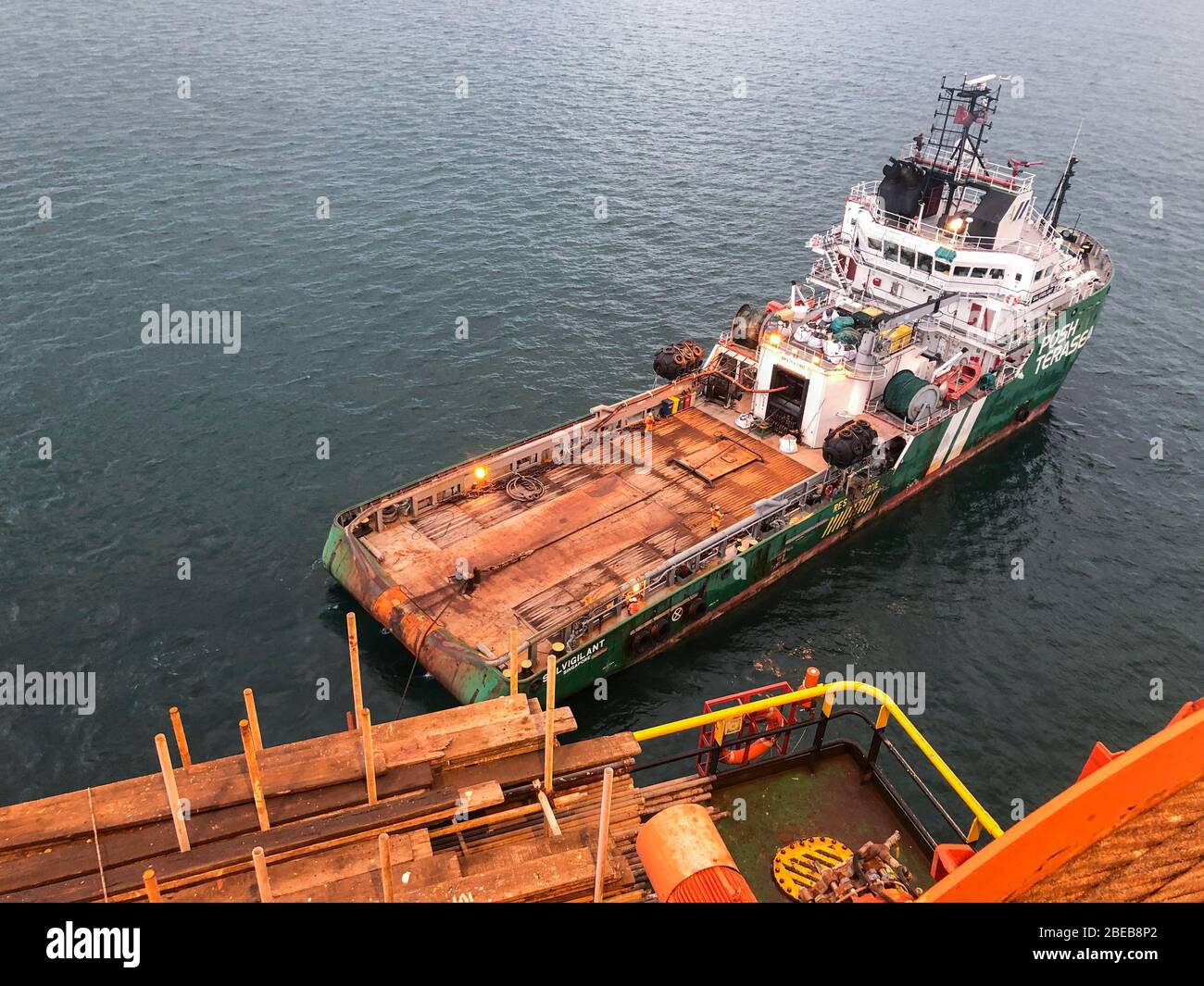 Balikpapan, Indonesia - Ottobre 2019: Nave per la fornitura e la movimentazione di ancoraggi in mare aperto di Singapore, che lavora al posizionamento dinamico vicino a un carro Foto Stock