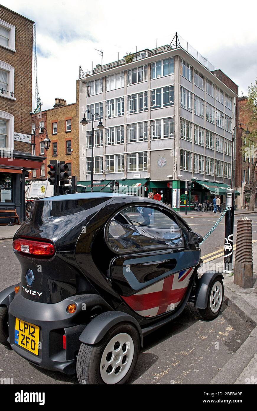 Black Twizy City Car 46 Goodge St, Fitzrovia, Londra W1T Foto Stock