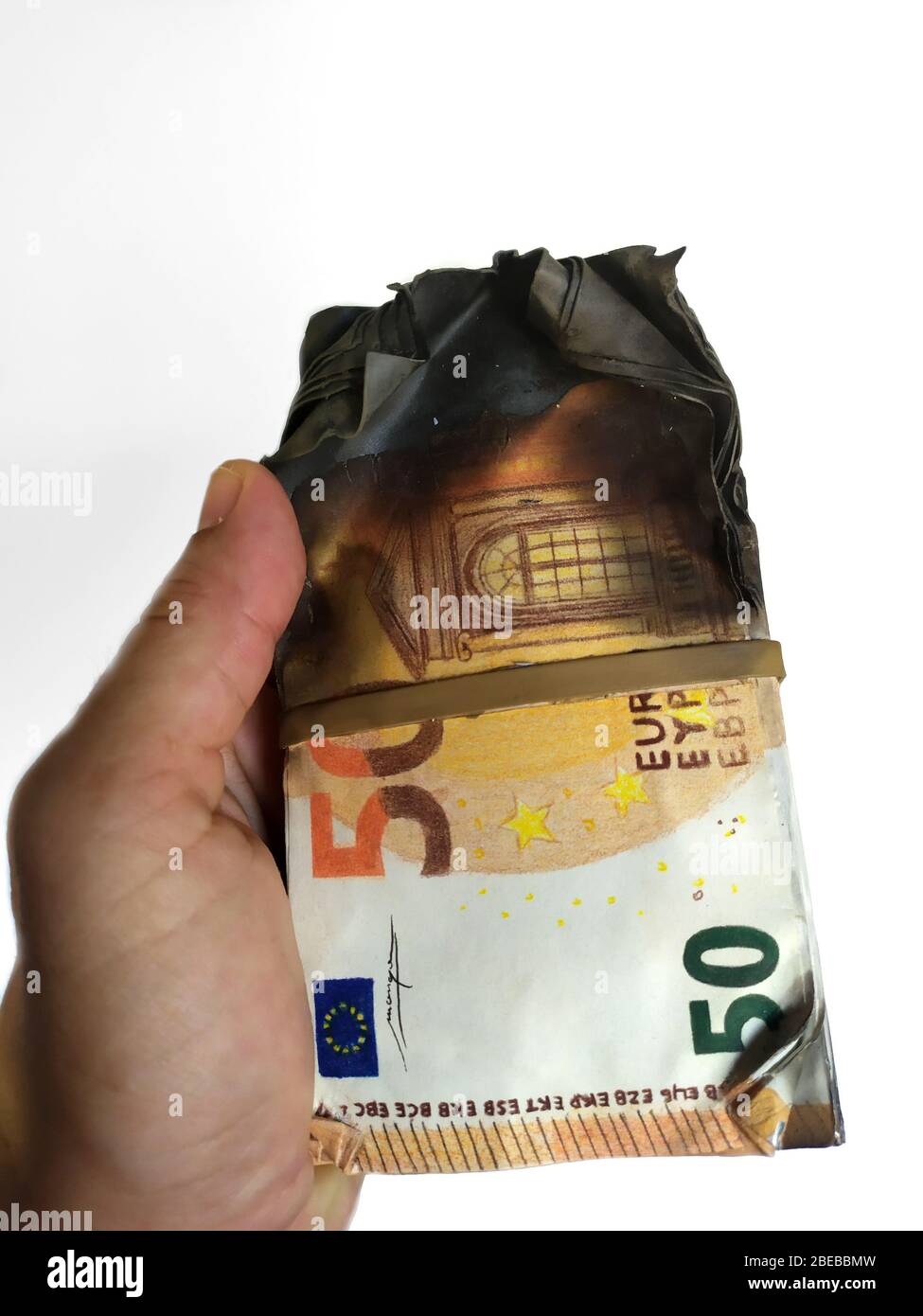 investire o spendere soldi. scommettere per soldi. economia. comprare cose con soldi. Perdete il risparmio. Investite i vostri risparmi e perdete them.White sfondo orizzontalmente. Foto Stock