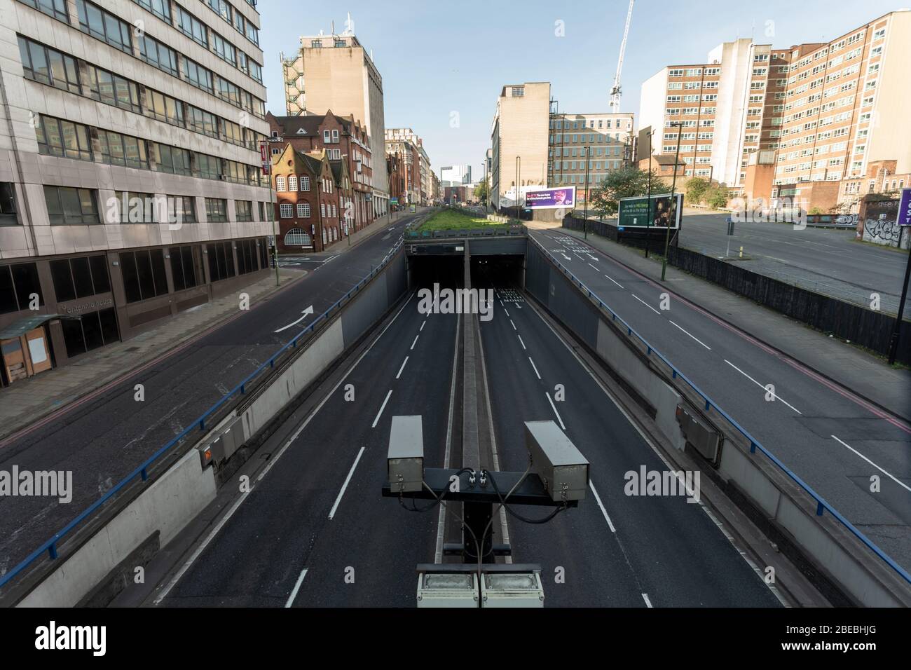 Vista su una tranquilla strada del centro città A38, Birmingham, durante il blocco 2020 del coronavirus, Regno Unito Foto Stock