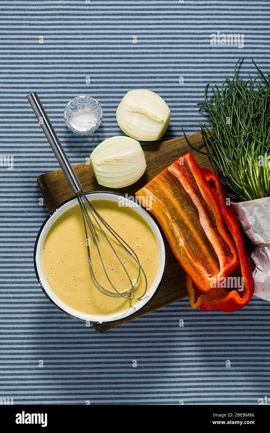 Ingredienti per frittata italiana a base di piante. Cucina vegana sana Foto Stock