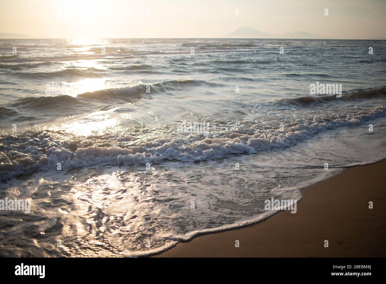 Spiaggia della città in Grecia bellissimo mare. Tramonto. Foto Stock