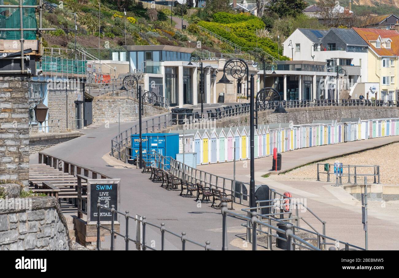 Lyme Regis, Dorset, Regno Unito. 13 Aprile 2020. Regno Unito tempo: Lyme Regis, Dorset, Regno Unito. Un brillante, ma piuttosto freddo Lyme Regis sulla Pasqua Bank Holiday Lunedi come il blocco coronavirus continua. Il vento freddo e le restrizioni pandemiche COVID-19 tengono lontani i visitatori, mentre le persone sono esortate a "stare a casa, proteggere il NHS, e salvare vite" durante le vacanze in banca. Credit: Celia McMahon/Alamy Live News Foto Stock