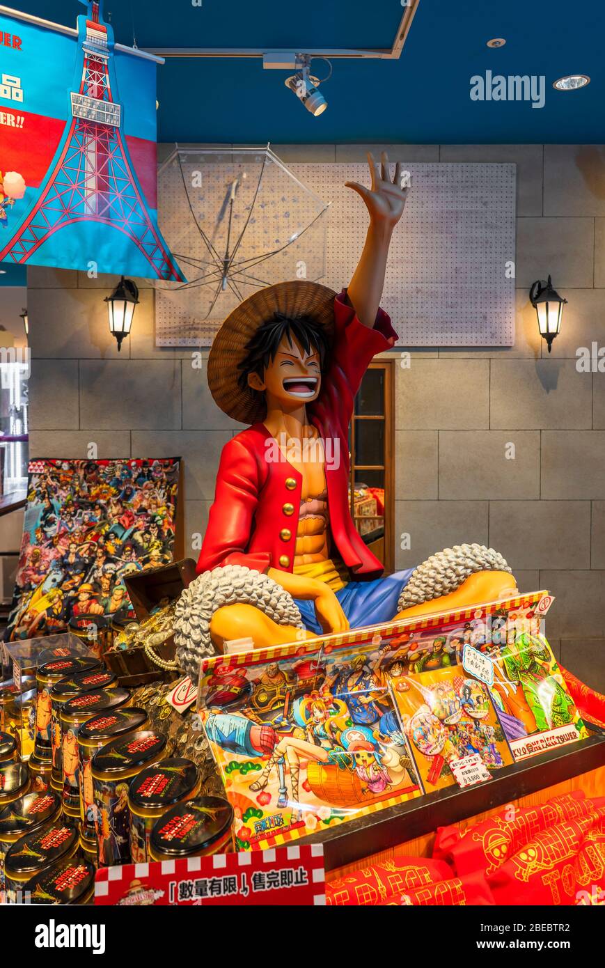 tokyo, giappone - marzo 05 2020: Ai piedi della Torre di Tokyo, il Mugiwara Store, che fa parte del parco divertimenti Tokyo One Piece Tower di Eiichir Foto Stock