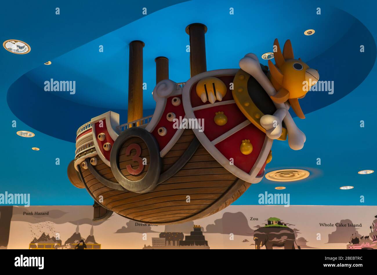 tokyo, giappone - marzo 05 2020: Ai piedi della Torre di Tokyo, il Mugiwara Store, che fa parte del parco divertimenti Tokyo One Piece Tower di Eiichir Foto Stock