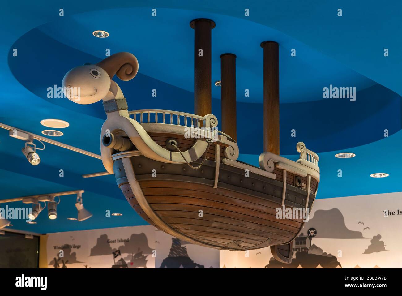 tokyo, giappone - marzo 05 2020: Ai piedi della Torre di Tokyo, il Mugiwara Store, che fa parte del parco divertimenti Tokyo One Piece Tower di Eiichir Foto Stock