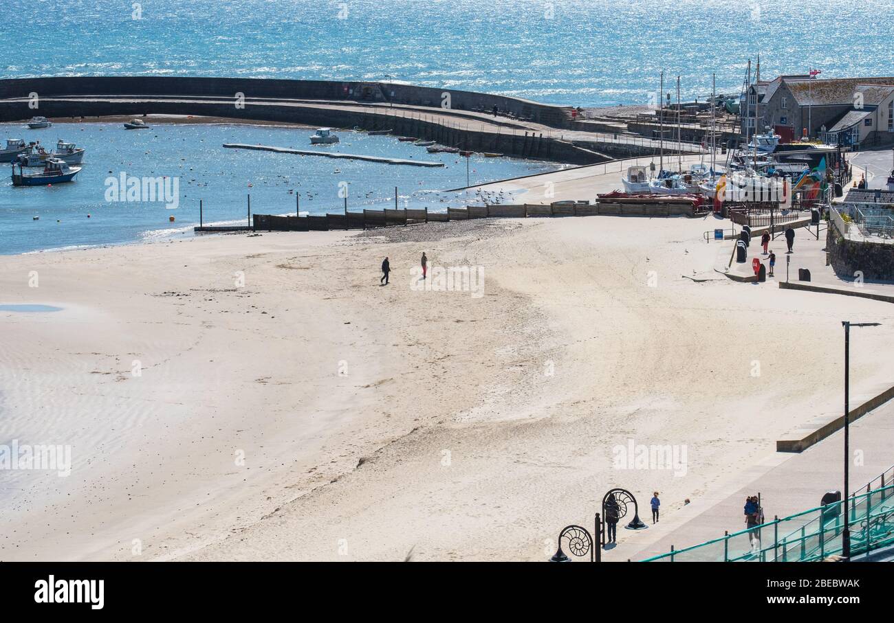 Lyme Regis, Dorset, Regno Unito. 13 Aprile 2020. Regno Unito tempo: Lyme Regis, Dorset, Regno Unito. Un brillante, ma piuttosto freddo Lyme Regis sulla Pasqua Bank Holiday Lunedi come il blocco coronavirus continua. Il vento freddo e le restrizioni pandemiche COVID-19 tengono lontani i visitatori, mentre le persone sono esortate a "stare a casa, proteggere il NHS, e salvare vite" durante le vacanze in banca. Credit: Celia McMahon/Alamy Live News Foto Stock