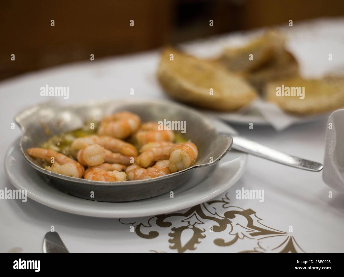 Gamberi al burro d'aglio serviti al Cervejaria Ramiro, famoso ristorante di pesce a Lisbona, Portogallo. Foto Stock